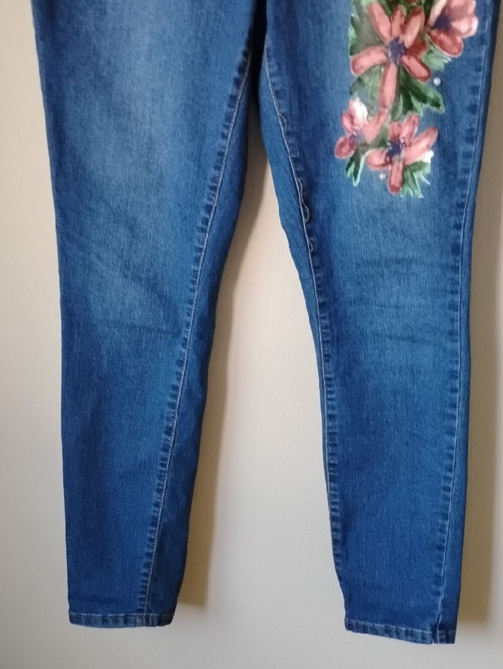 Ellen Tracy Size 12 Blue Skinny Jeans with Pink Floral Embellishments - Picture 7 of 16
